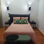 Bas De Villa Avec Piscine Partagee