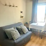 Appartement 2 Pieces En Etage Eleve, Centre-Ville Au Calme, Petite Vue Mer
