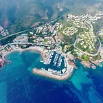 Chic & Modern 2 Bed Apartment In Theoule-Sur-Mer With Pool Access & Beach Proximity