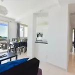 Cozy Top-Floor 2-Br Apartment Terrace And Sea View
