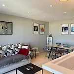 Joli 2P Climatise Dans Residence Calme Et Securisee Avec Piscine