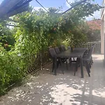Pkg Securise Chambre Avec Salle D'Eau Privee, Cafe Ou The, Tv Micro-Ondes Jardin Et Table Sous Tilleul En Partage