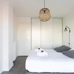 Hekla Yourhosthelper