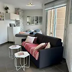 Joli Studio Climatise Avec Jardin Dans Residence Avec Piscine