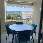 Grand 2 Pieces Climatise Dans Residence De Standing Avec Piscine Et Parking Au Bord De La Mer