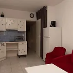 Studio Cabine Avec Jardin Prive Face Plage Du Lavandou - 4 Couchages - Fr-1-803-52