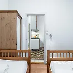2 Bdr With Independent Studio - Old Town
