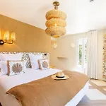 Le Clos De La Pinede Avec Ses Luxueuses Chambres 300 E Par Chambre