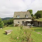 Charmante Maison Au Coeur Du Parc Des Volcans D'Auvergne, Ideale Pour 4 Pers Avec Cheminee Et Jardin - Fr-1-742-371