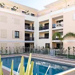3-Br Apartment With Pool Parking & Beaches 100M Away