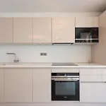 3-Br Apartment With Pool Parking & Beaches 100M Away