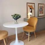 Studio Calme Avec Vue Sur Un Grand Pin Parasol
