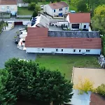 Maison Chaleureuse ,Avec Piscine, Spa, Futuroscope
