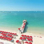 Newly Built Apartment With Pool, Walk To The Beach