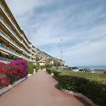 Menton: 3 Pieces Bord De Mer Avec Piscine Et Garage - Fr-1-196-364