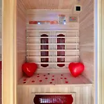 The Jungle - Jacuzzi, Sauna & Projector