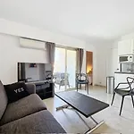 2P Between Croisette Beaches And Antibes Street