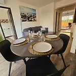 2 Pieces Lumineux, Proche Plage, Parking, Clim, Hippodrome