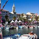 Grand T3 Lumineux Spacieux Propre, Tout Confort, Parking, Ascenseur, Emplacement Central Unique, Port-Commerces-Mer Et Plages A Pied, Location Du Samedi Au Samedi