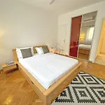 Cosy Cariatides Condo Promenade