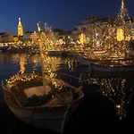 Votre Sejour A Sanary Dans Bas De Villa Avec Jardinet Terrasse Exposition Est Sud Ouest 400M Du Centre Ville En Zone Pietonne Ou Tout Peut Se Faire A Pied