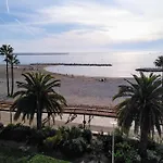 Pretty T1 With Garden By The Sea