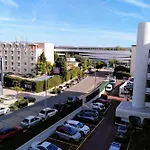 Pretty T1 With Garden By The Sea