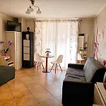 Direct Monaco Studio Devant Piscine