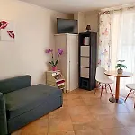 Direct Monaco Studio Devant Piscine