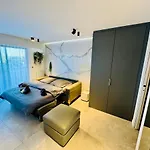 Beautiful Cannes Beachfront Apartment 4 Pers