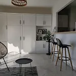Studio De Charme Avec Piscine Et Belle Vue Mer