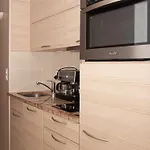 Studio Cabine Pour 4 Pres De La Plage Avec Parking Et Climatisation Au Lavandou - Fr-1-803-57