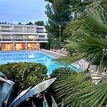 Rez-Jardin Renove A Saint-Raphael, Cote D'Azur