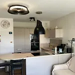 Tres Bel Appartement Pour 3 Avec Piscine A Chateau Vert