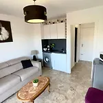 Studio Avec Terrasse, Parking, Piscine Proche Plage Et Centre A Cannes