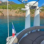 Superbe Yacht Dans Le Port De Cannes
