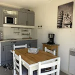 Mazet Climatise 3 Pieces Avec Piscine Et Parking, Quartier Calme, Le Lavandou - Fr-1-251-840