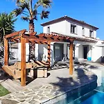 Lovely Villa With Swimming Pool For 6 People