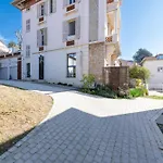 1-Br 75M Duplex With Pool