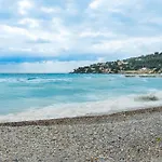 A Quelques Pas De La Mer