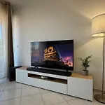 Elegant Apartment With Private Pool, Parking & 5Min To Beach