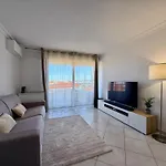 Elegant Apartment With Private Pool, Parking & 5Min To Beach