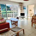 Spacious Apartment With Pool