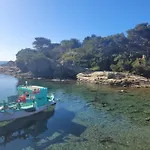 Six Fours Les Plages, Les Pieds Dans L'Eau