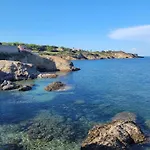 Six Fours Les Plages, Les Pieds Dans L'Eau