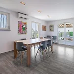 Lovely Home In Saint-Laurent-Du-Var