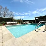Un Appartement 2 Pieces Dans Une Villa Avec Piscine Et Parking
