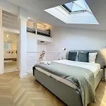 Cannes : Duplex A 5 Minutes A Pied Du Palais Des Festivals