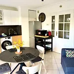 Beachside Apartment With Pool & Garden In Juan Les Pins