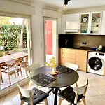 Beachside Apartment With Pool & Garden In Juan Les Pins